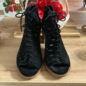 Gianna Bini Laser Cut out Lace up Heels Black size 11